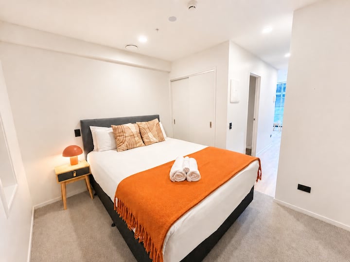 Chic Urban Escape | Balcony, Pool & Gym Access - Auckland