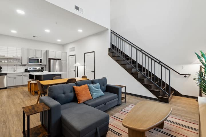 Cozysuites Mass With Lounge And Roof Deck #23 - Indianapolis Zoo, Indianapolis