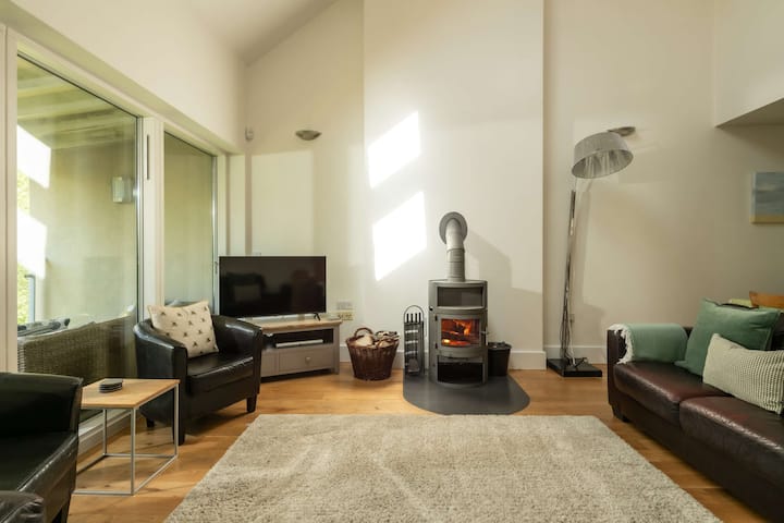 Cotswold Lakes, Spa + Pool Access, Family Friendly - South Cerney