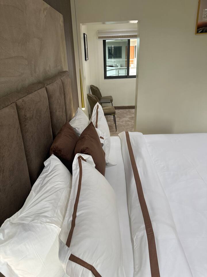 Dormitorio principal:
Cama ortopédica king
4 almohadas mullidas
2 cojines decorativos
Conectado al espacio de trabajo