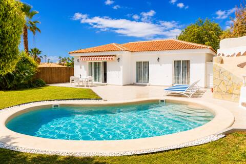 Family Villa with Heated Pool & 3 BR, WIFI, Aircon