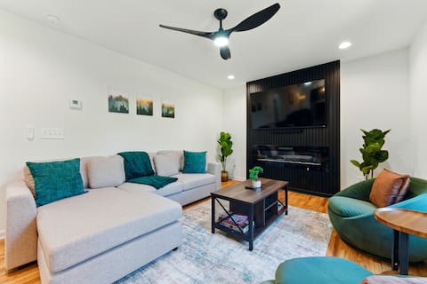 Successful Airbnb property: 9 min - Downtown | Fireplace | Sleeps 12 | 2 Kings in Oakland City