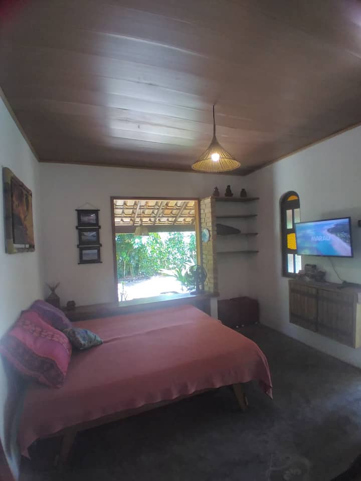 Ambiance chaleureuse avec un canapé-lit aménagé en lit double (composé de deux matelas simples), une télévision de 32", une cuisine équipée, une salle de bain privée et une vue charmante sur le jardin.