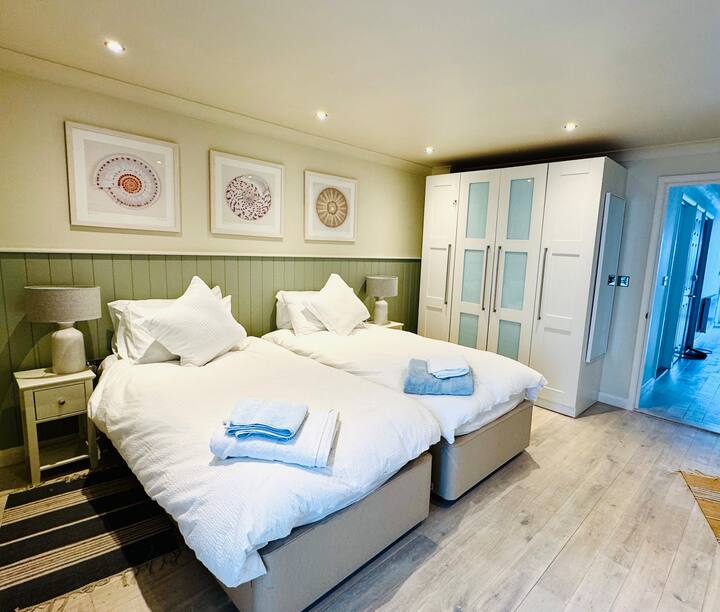 Dormitorio 1 en la planta baja, camas dobles tamaño king grandes o individuales individuales