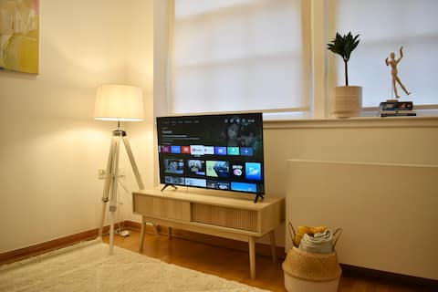 Popular Airbnb listing: Luxurious City Centre Flat | FREE Parking + Lift in East End & Calton