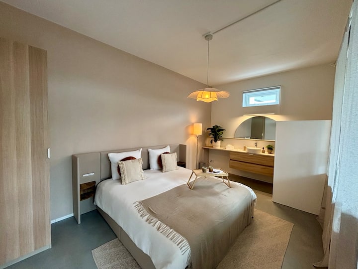 Брачен кревет (широк 180-200), гардеробер и бања со сопствен апартман 