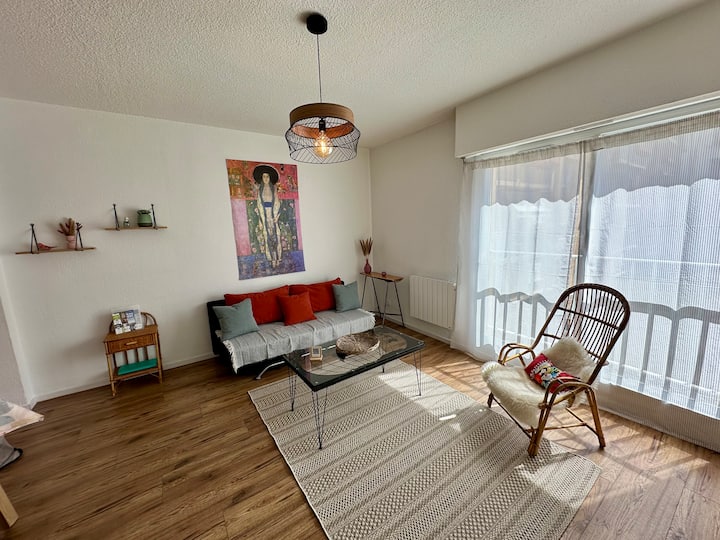 Canapé 3 places, fauteuil rotin, table basse