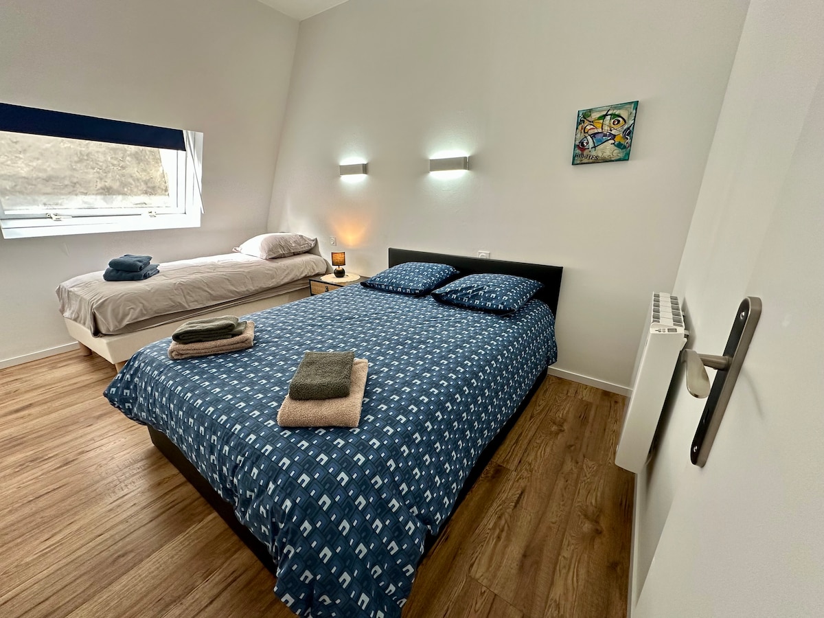 Chambre 2 avec un lit 140 et un lit 90. Literie neuve, matelas épais haute qualité. 