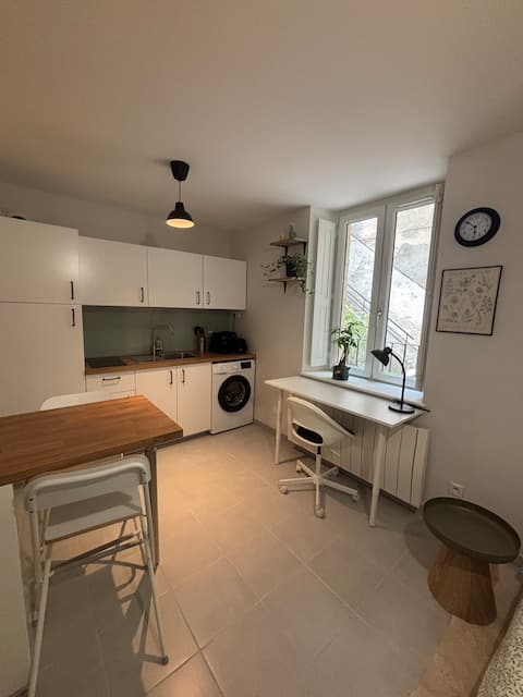 Top performing Airbnb: Quiet studio in city center + parking 250m away in Centre Ville