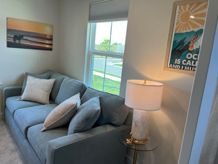 Un sofá cama tamaño queen. Esta habitación se puede utilizar para dormir o trabajar.