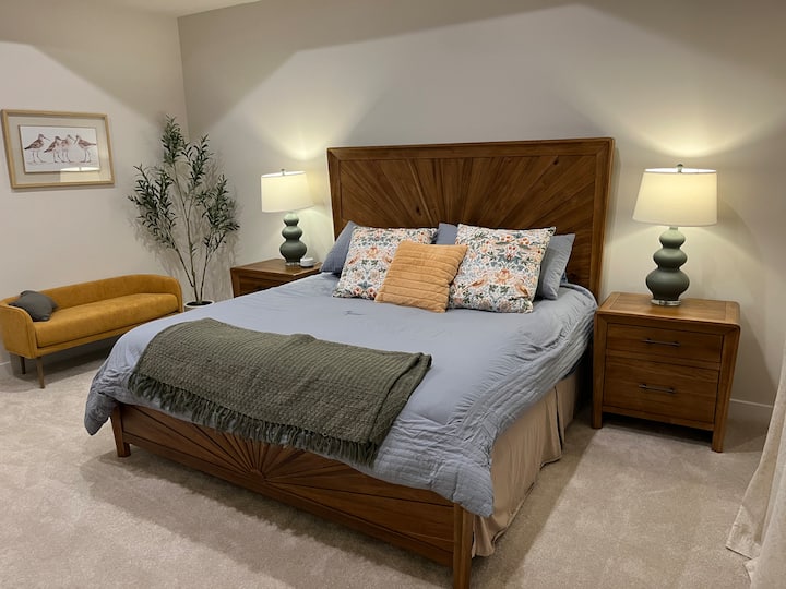 Cama tamaño king. Es una cama de número de sueño donde cada lado es ajustable. Hay un baño privado.