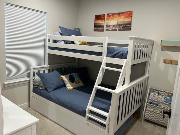 Cama tamaño queen individual con una cama nido (individual) que se saca.