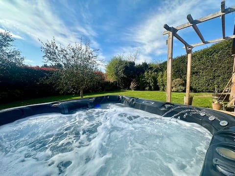 Spacious Detached Home - Hot Tub & Cinema Room