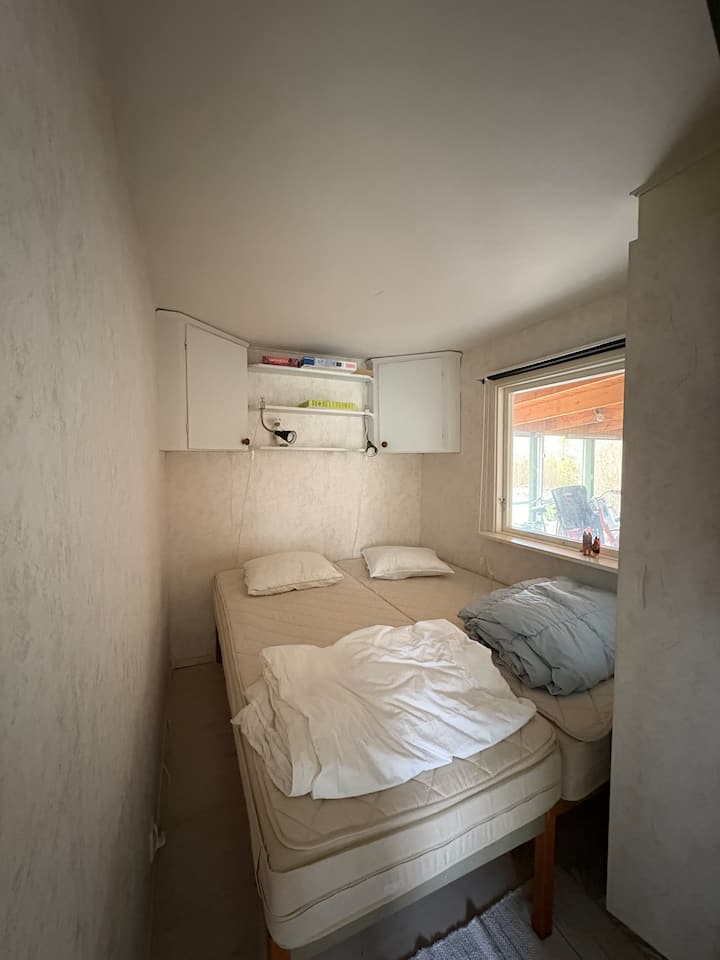 2 krevate tekë të montuar, por mund të ndahen si dhoma e gjumit 1