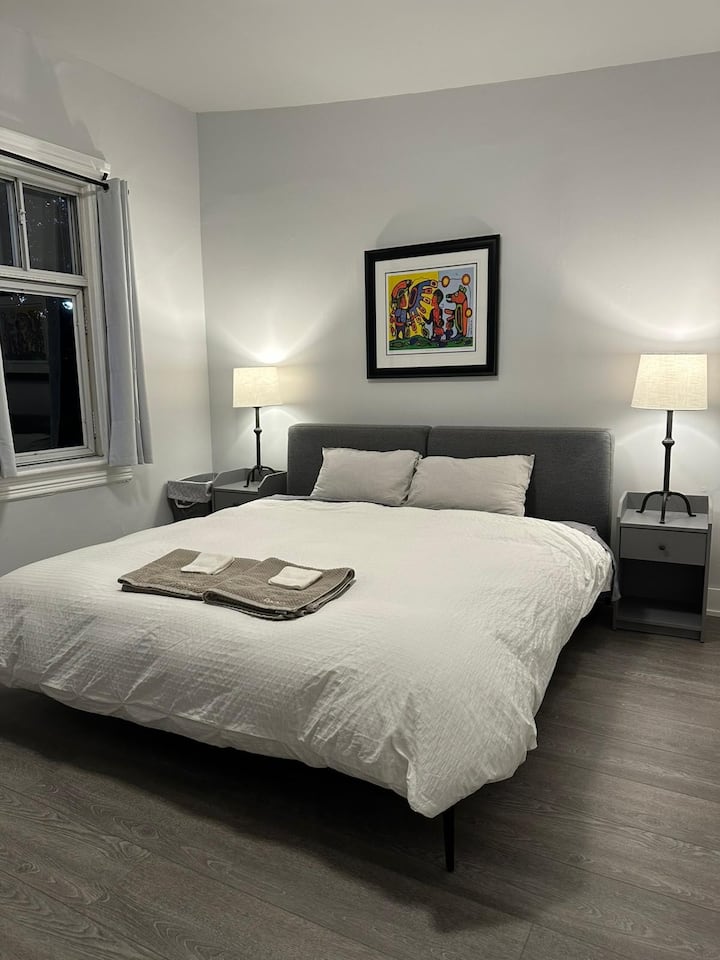 King-kokoinen Structube-vuode, jossa on upouusi patja, yöpöydät ja valaisimet