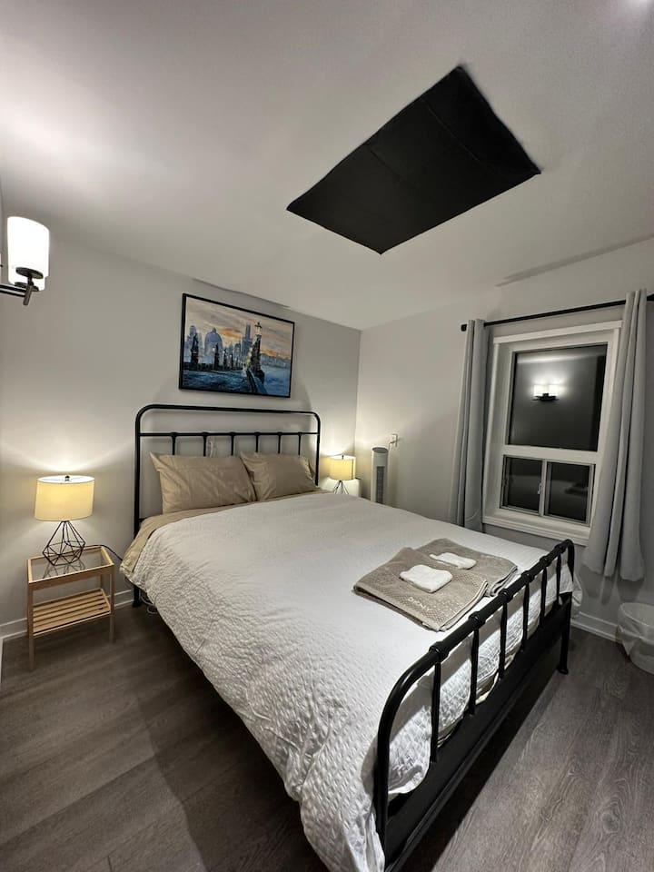 Queen-kokoinen Ikea-vuode ja upouusi patja, yöpöydät ja valaisimet