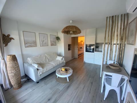 Annonce Airbnb populaire: Air-conditioned cabin studio near Boucanet beach à Le Grau Du Roi