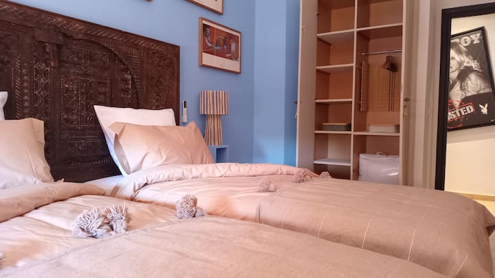 Ლურჯი ოთახი: 90 ‑ იანი 2 ერთადგილიანი საწოლი
ან 1 დიდი ზომის საწოლი 190 