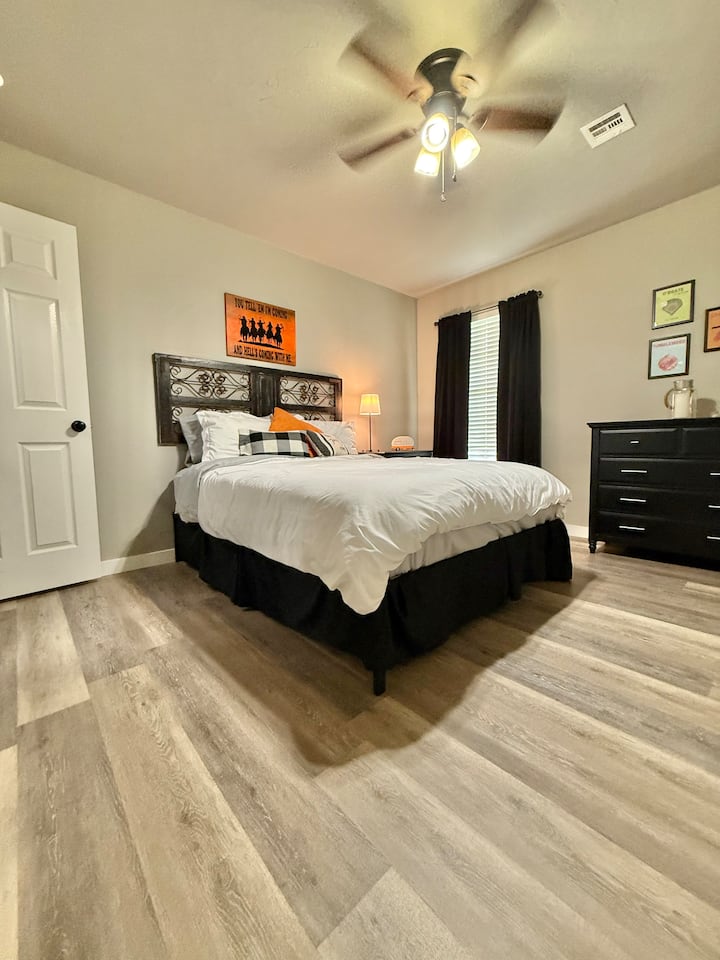 2nd bedroom with comfortable queen bed, TV and spacious closet.