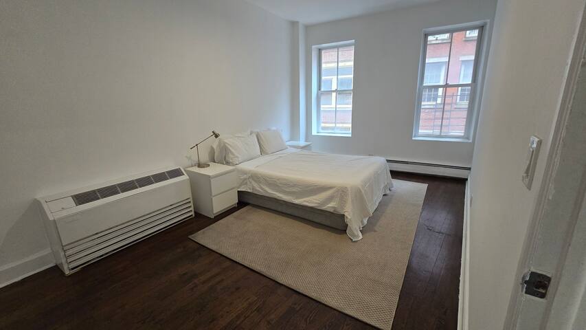 LUX Spacious Elevator Fullfloor apt gallery image 3