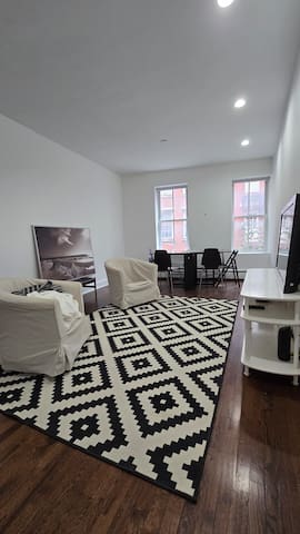 LUX Spacious Elevator Fullfloor apt gallery image 2