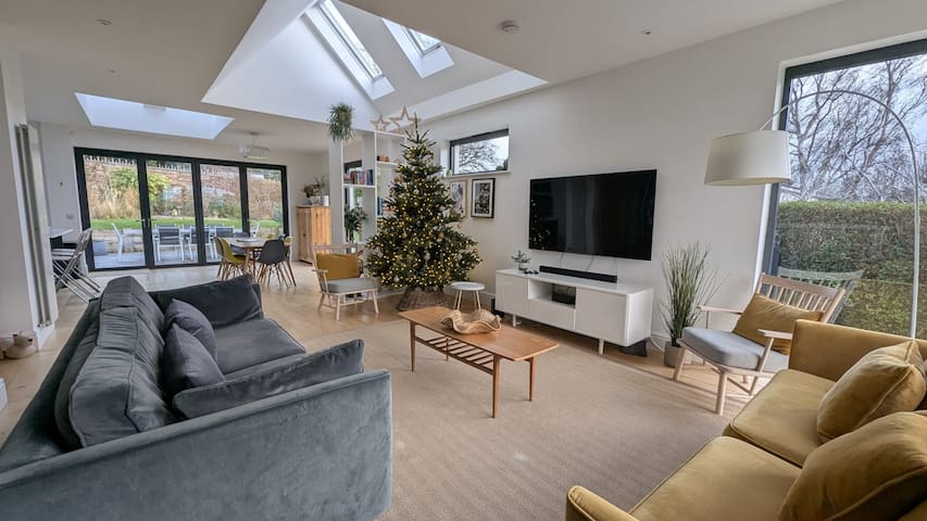 Kaimes Bright Garden Getaway