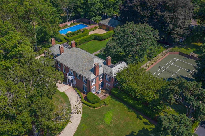 Private Resort Mansion With Pool - Bridgeport, CT
