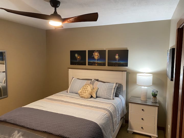 Спална соба 2 на главниот кат со брачен кревет