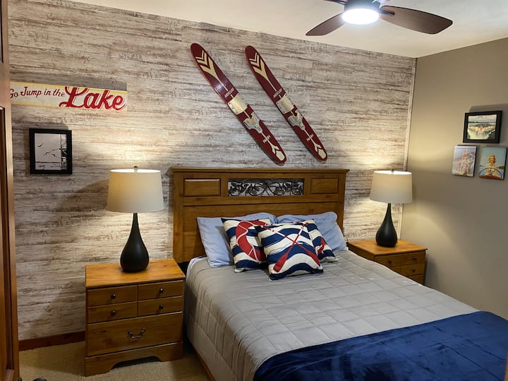 Спална соба 1 на главниот кат со брачен кревет