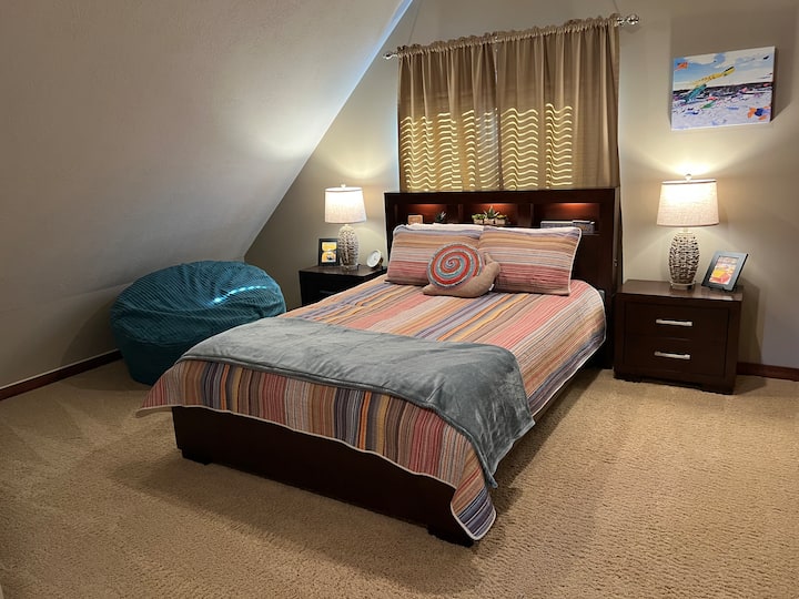 Спална соба 3 во приватно поткровје со брачен кревет (широк 150-179 см) и душек на подот