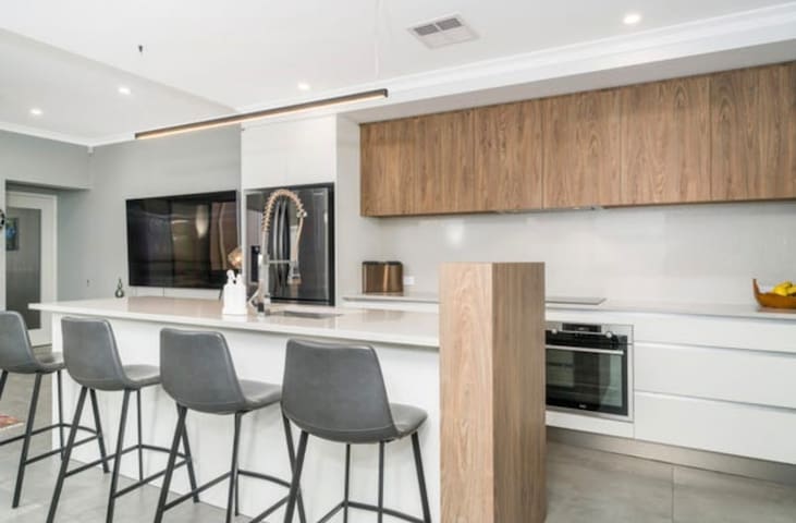 Modern Burswood Getaway near Optus Stadium gallery image 2