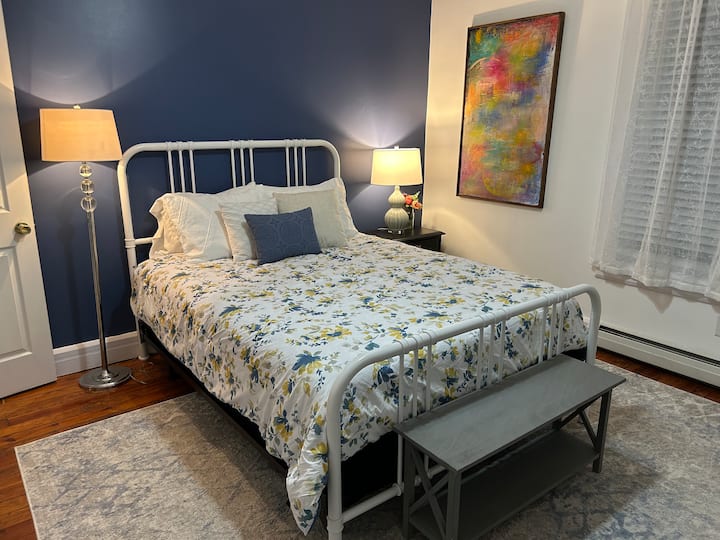 这间卧室配备了以下设施： 
-标准双人床 
-电壁炉 
-全身镜 
-大衣柜 
-两扇窗户 
-智能电视 
-山景