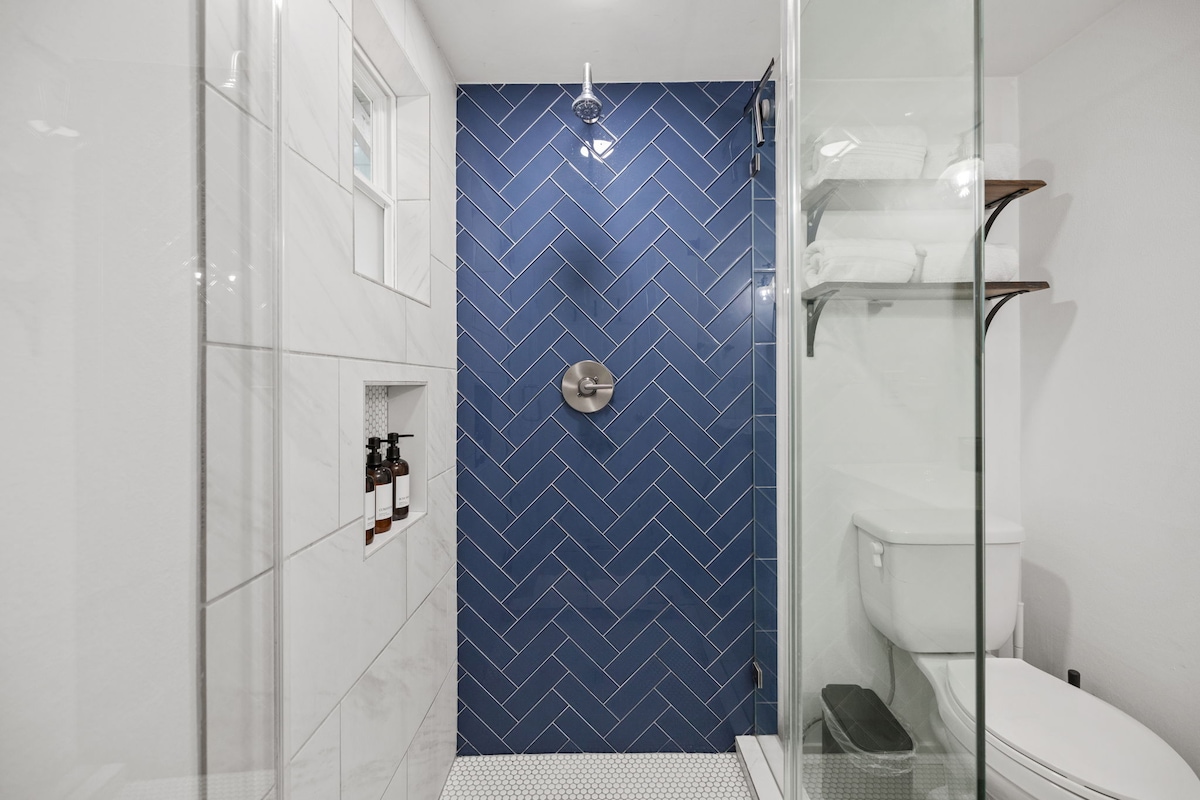 East 4th St Bungalow – Walkable