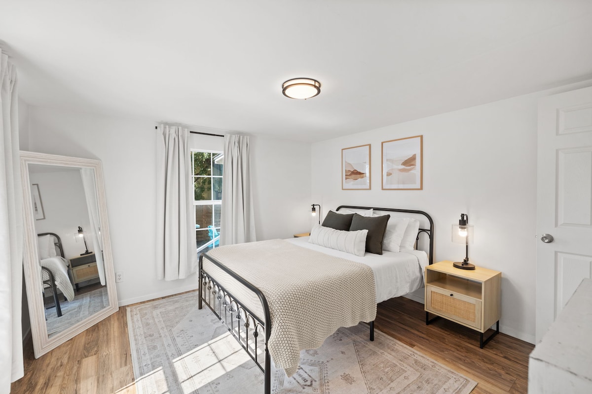 East 4th St Bungalow – Walkable