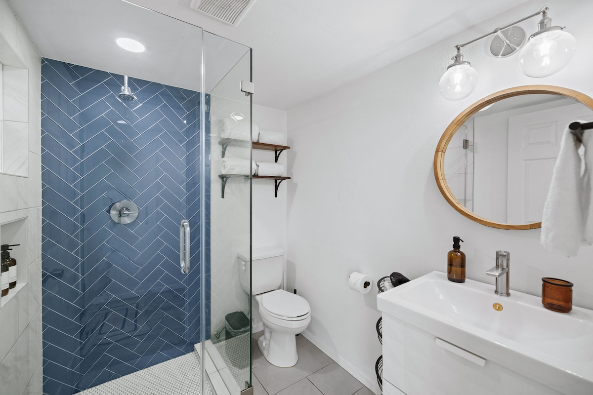 East 4th St Bungalow – Walkable