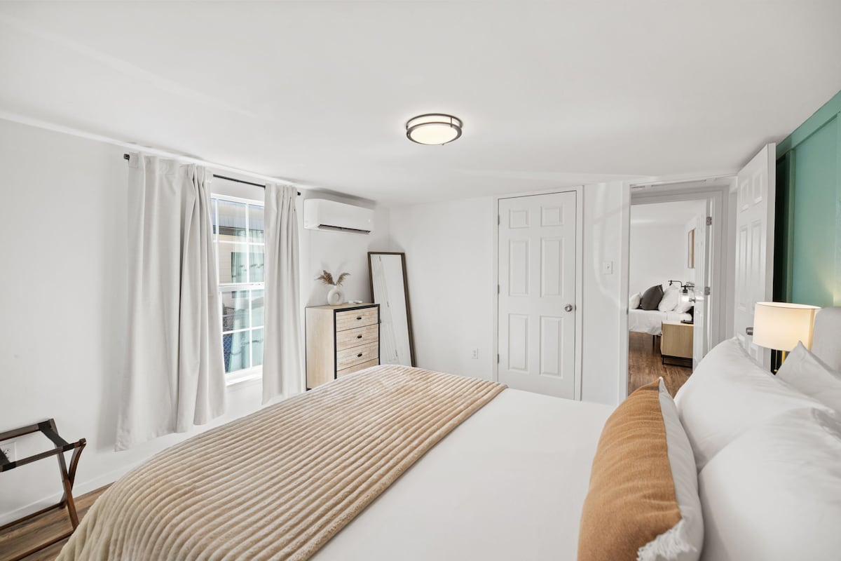 East 4th St Bungalow – Walkable