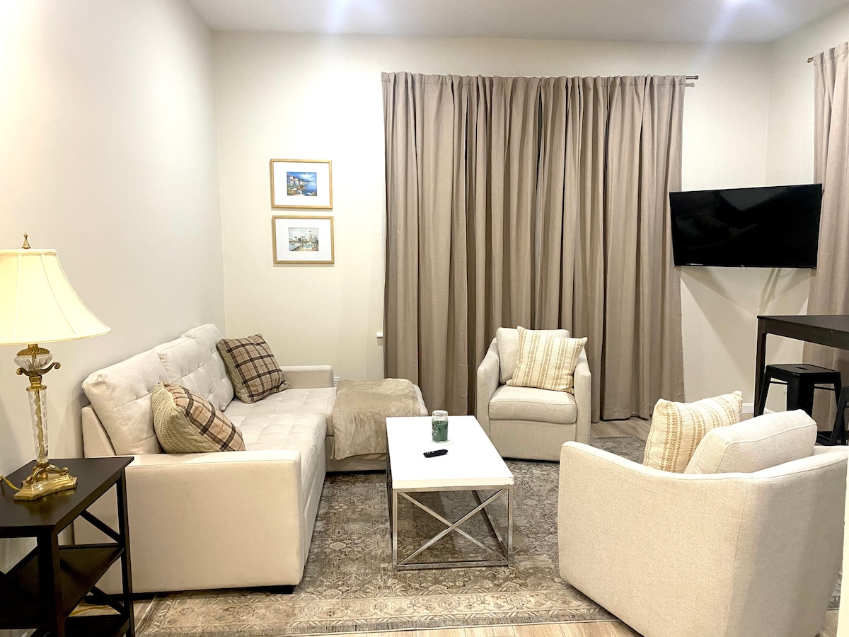 Predivan dnevni boravak s velikim pametnim televizorom. 