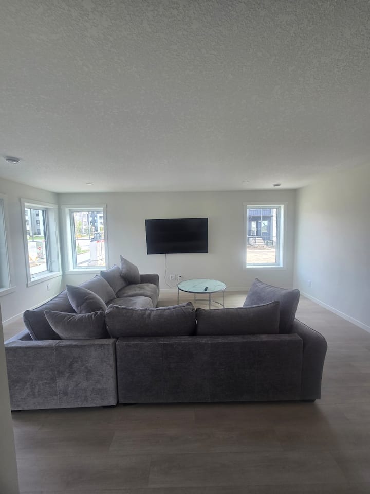 Beautiful 2 Story Townhouse 3 Beds In Livingston - Airdrie