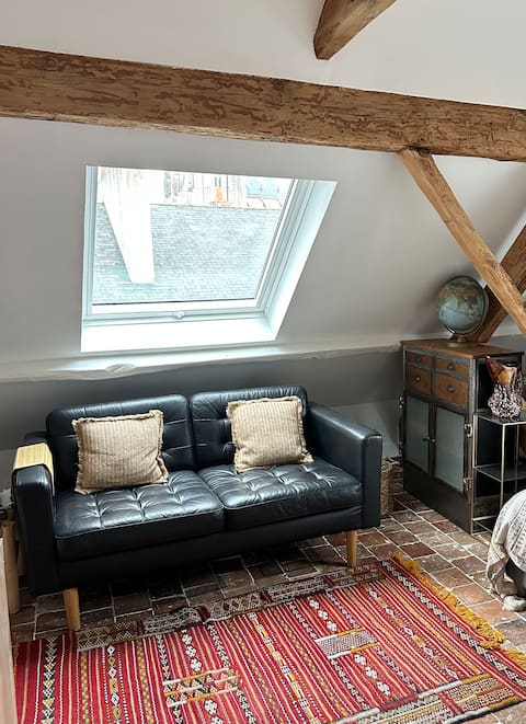 Top performing Airbnb: Attic studio opposite the Château Charme, Comfort in Centre Ville