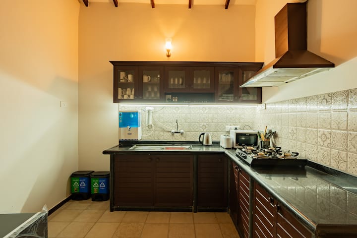 Full kitchen image 2