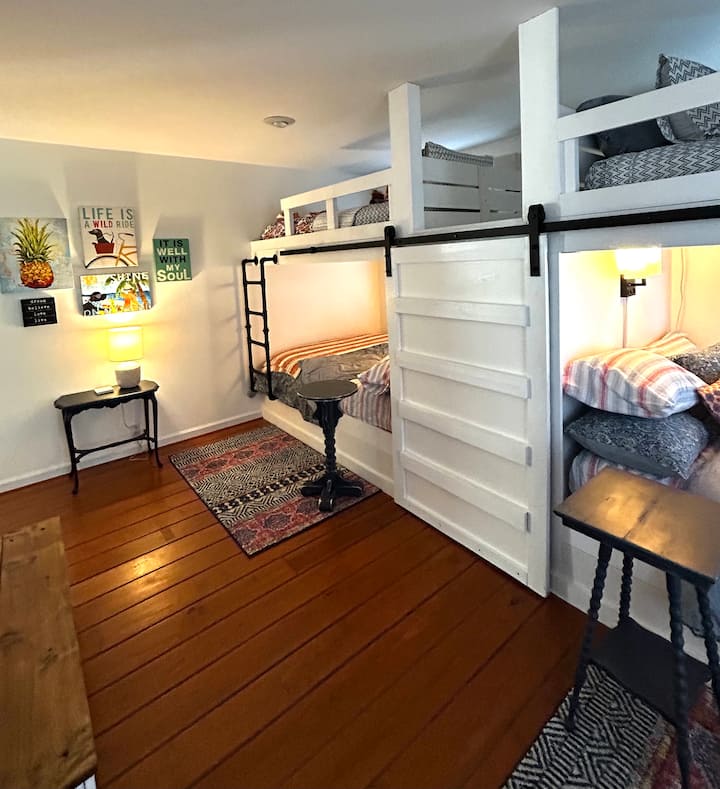 Soba na kat zabavan je prostor. Šarena je, eklektična i udobna. Postoje dva seta kreveta na kat. Obje su veličine na dnu i dvostruke na vrhu. Kupaonica Jack i Jill nalaze se u susjedstvu.