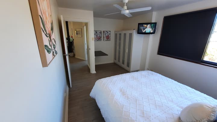 ห้องนอนขนาดใหญ่พร้อมทีวีและตู้เสื้อผ้าบิวท์อินนอกจากนี้ยังมีพื้นที่เก็บของที่เหมาะสำหรับกระเป๋าเดินทางของคุณ!