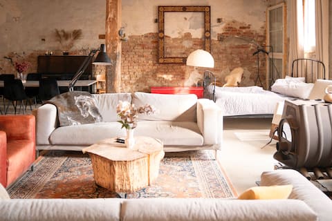 BarnLoft with hot tub & fireplace