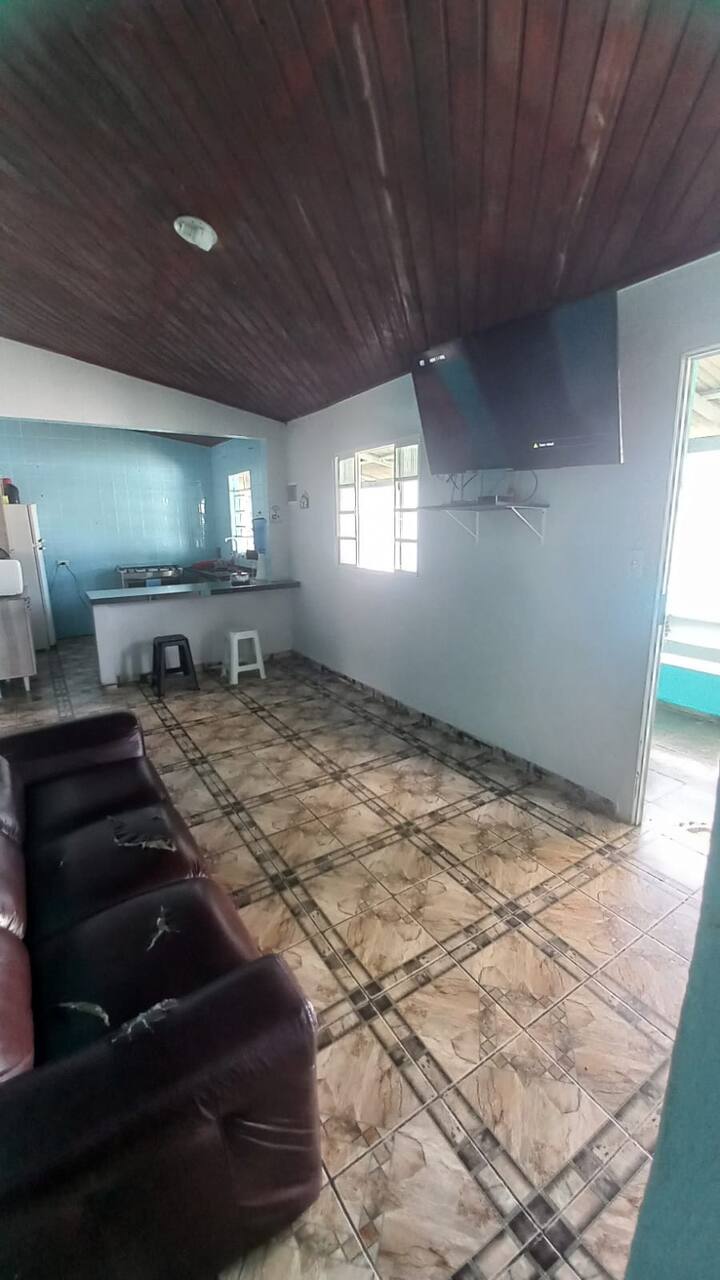 Sala de estar con sofá y TV por cable compartida con la cocina para que todos estén integrados y pasen un rato agradable.