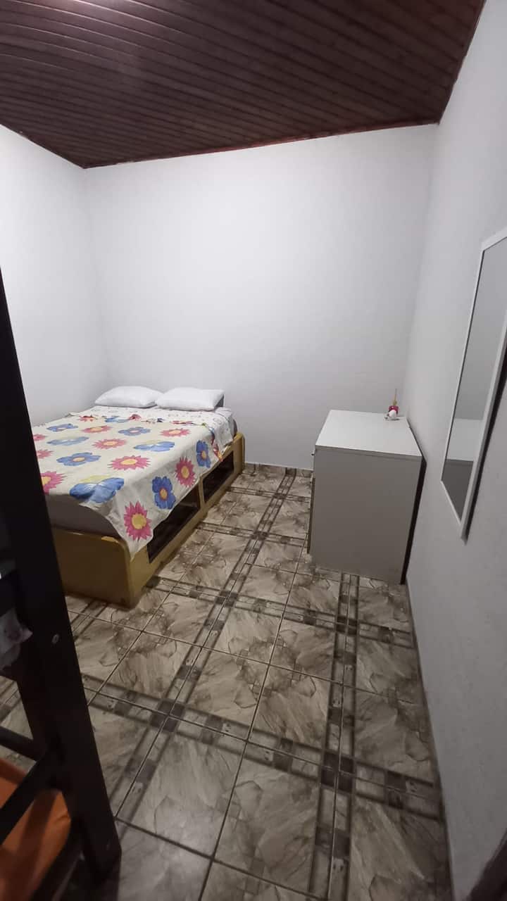 Además de las camas, también hay un espejo y un tocador.