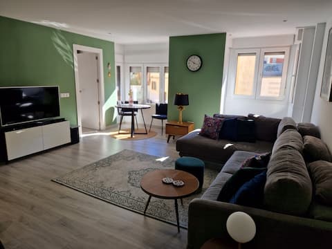 Anuncio de Airbnb popular: Spacious Malaga Central Apartment en San Felipe Neri