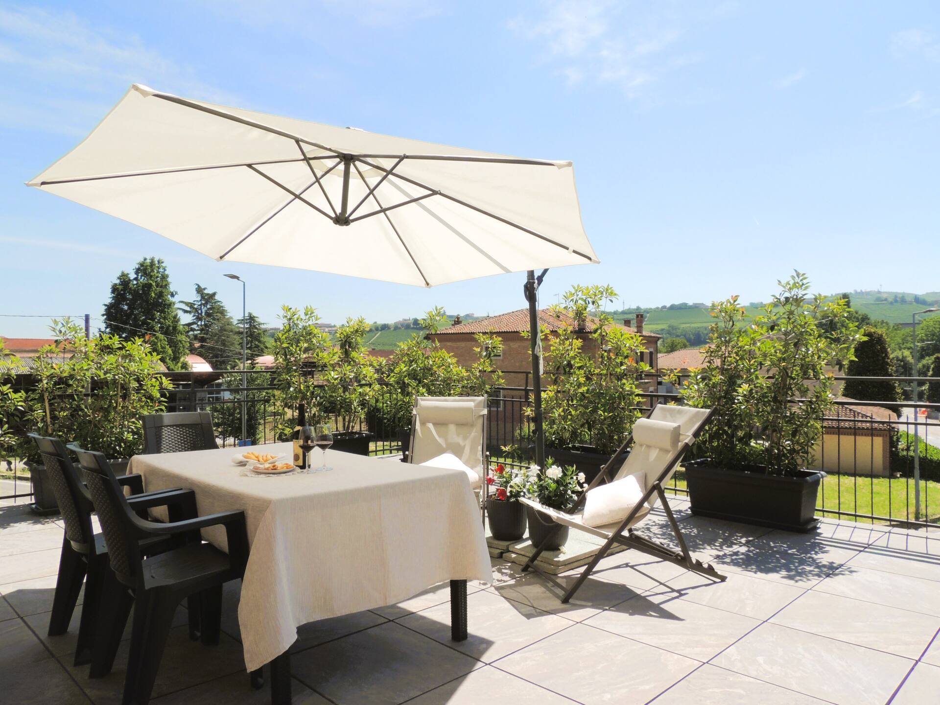 Langhe, Panoramic terrace, EV parking, WiFi