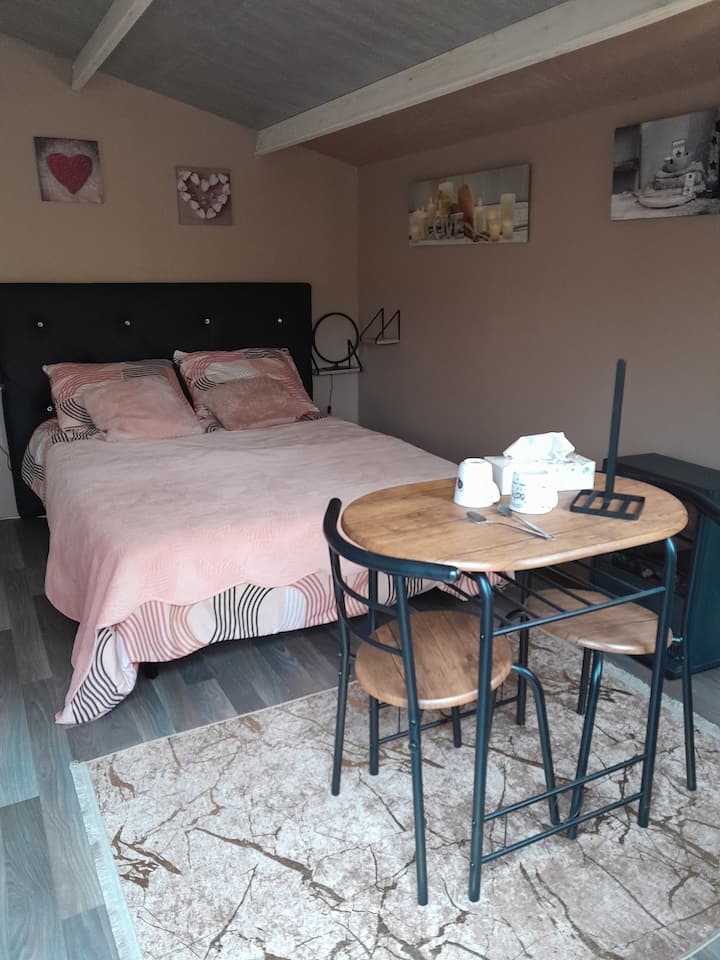 חדר שינה עם מיטה בגודל 140x190... מזרן ויסקו וכריות...