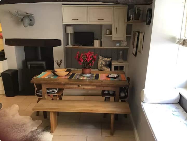 Jilly Cooper Country,
Cheltenham, Bisley - Nailsworth