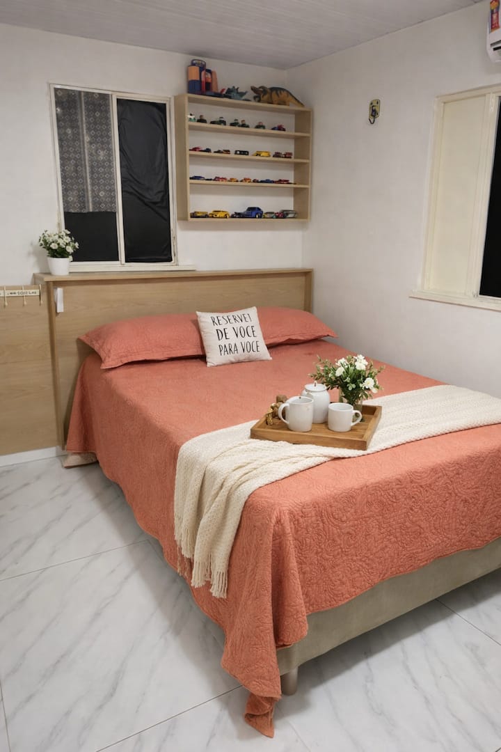 Chambre confortable avec un lit double et une décoration confortable.